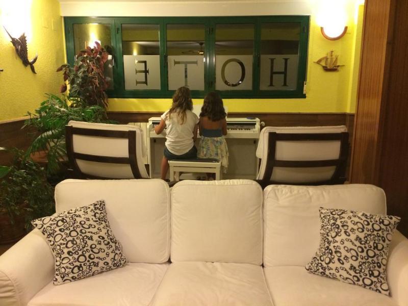 Hotel Brisamar Banugues Екстер'єр фото